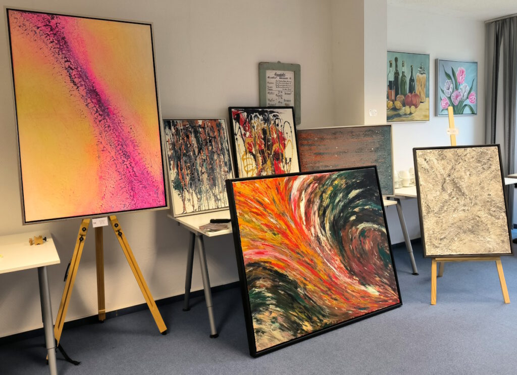 Kerstin Puhlmann mit ihrer Ausstellung in der Galerie Versatile