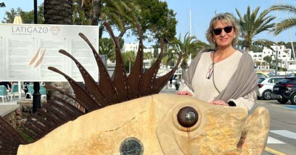 Die Künstlerin Karola Krause vor einem Kunstobjekt