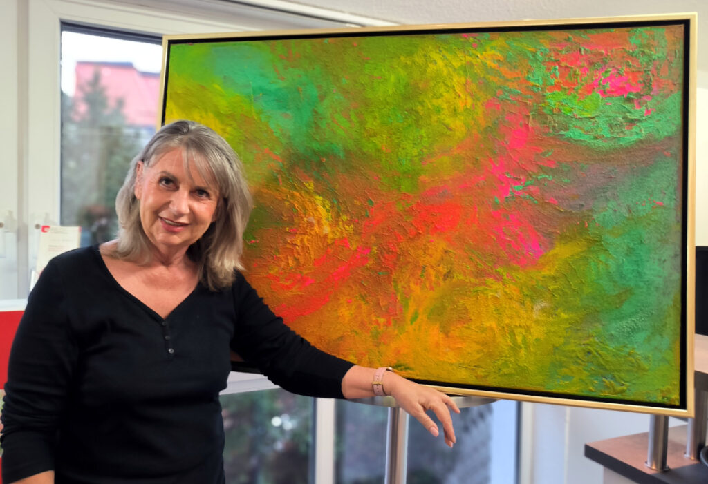 Kerstin Puhlmann präsentiert das Titelbild ihrer Finissage in der Galerie Versatile.