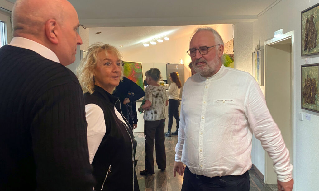 Galerist Martin Feldt in Gespräch mit Gästen der Finissage.